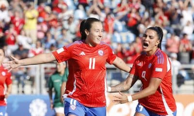 Sonya Keefe (i) marcó doblete en el triunfo por 5-0 de Chile ante Bolivia en el estadio El Teniente, en Rancagua. EFE/Elvis González