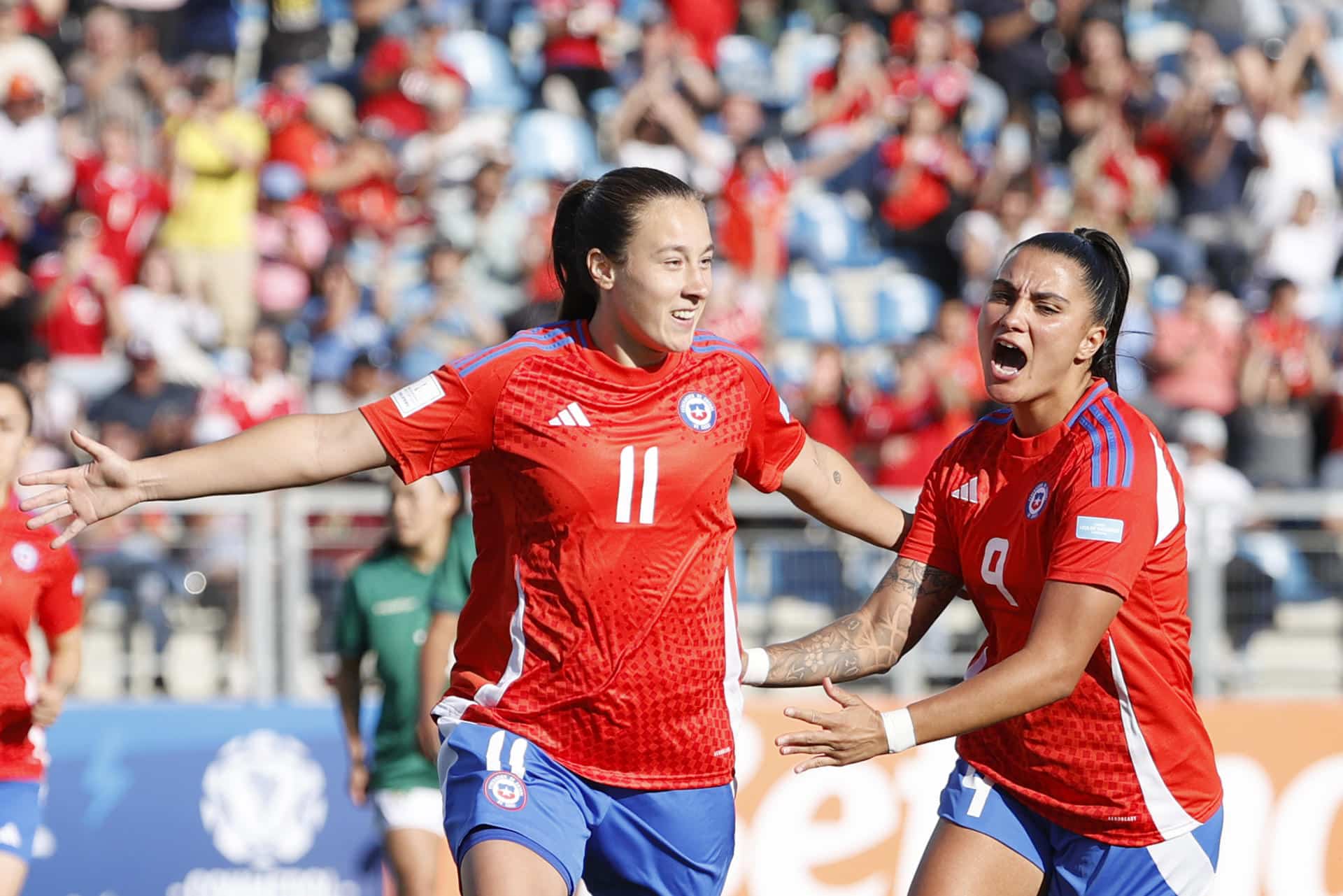 Sonya Keefe (i) marcó doblete en el triunfo por 5-0 de Chile ante Bolivia en el estadio El Teniente, en Rancagua. EFE/Elvis González