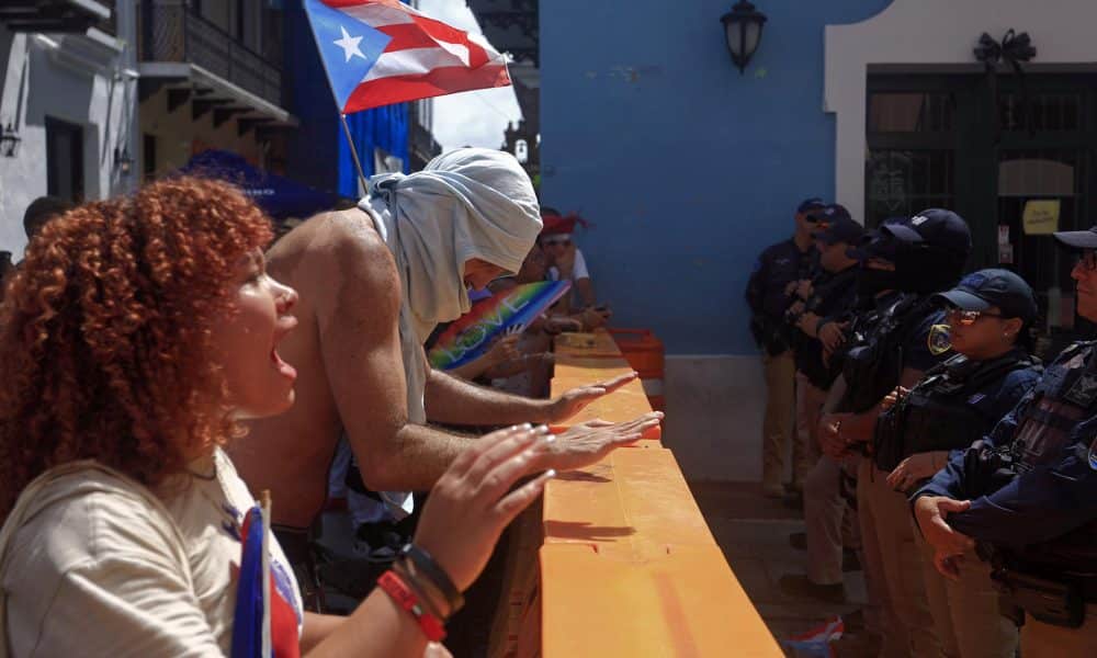 Personas participan en una manifestación este lunes, frente a la sede del Ejecutivo en San Juan (Puerto Rico). EFE/ Thais Llorca