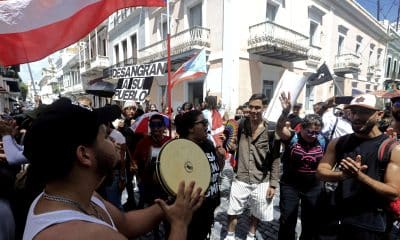 Personas participan en una manifestación este lunes, frente a la sede del Ejecutivo en San Juan (Puerto Rico). EFE/ Thais Llorca