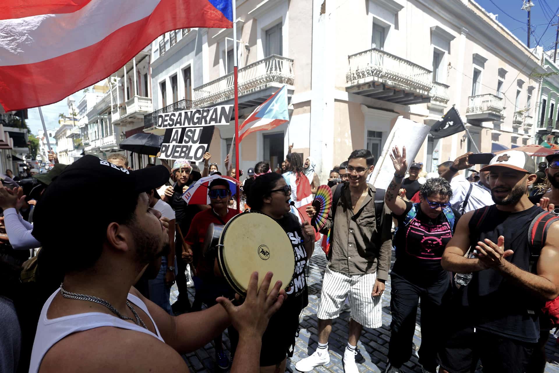 Personas participan en una manifestación este lunes, frente a la sede del Ejecutivo en San Juan (Puerto Rico). EFE/ Thais Llorca