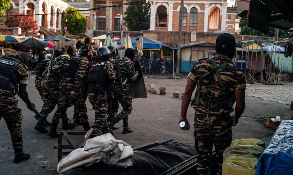 Miembros de las fuerzas de seguridad operan durante una protesta en Antananarivo, Madagascar, 09 de octubre de 2025. EFE/EPA/HENITSOA RAFALIA
