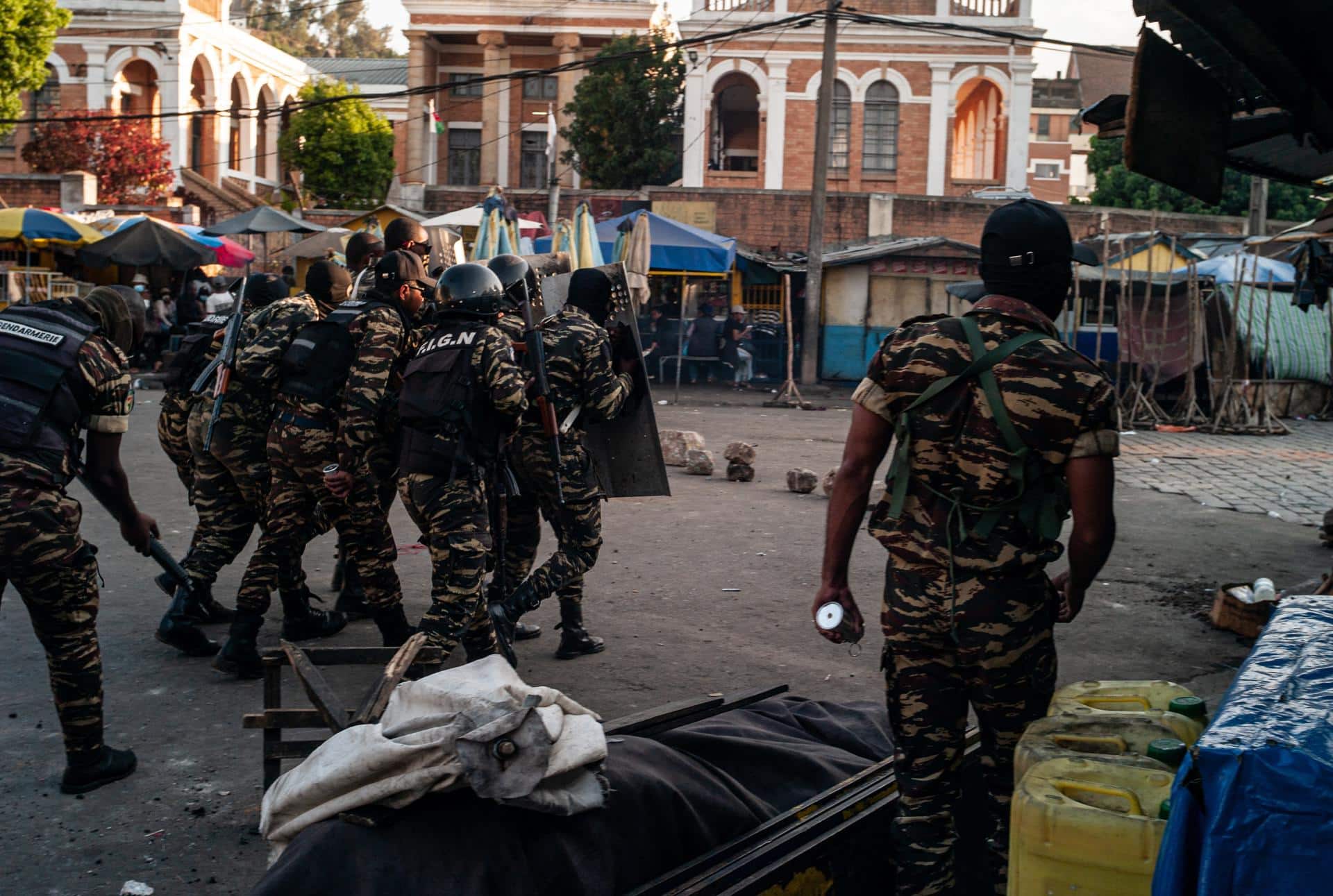 Miembros de las fuerzas de seguridad operan durante una protesta en Antananarivo, Madagascar, 09 de octubre de 2025. EFE/EPA/HENITSOA RAFALIA