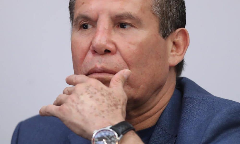 Fotografía de archivo del exboxeador mexicano Julio Cesar Chávez durante una conferencia de prensa en la Ciudad de México (México). EFE /Mario Guzmán