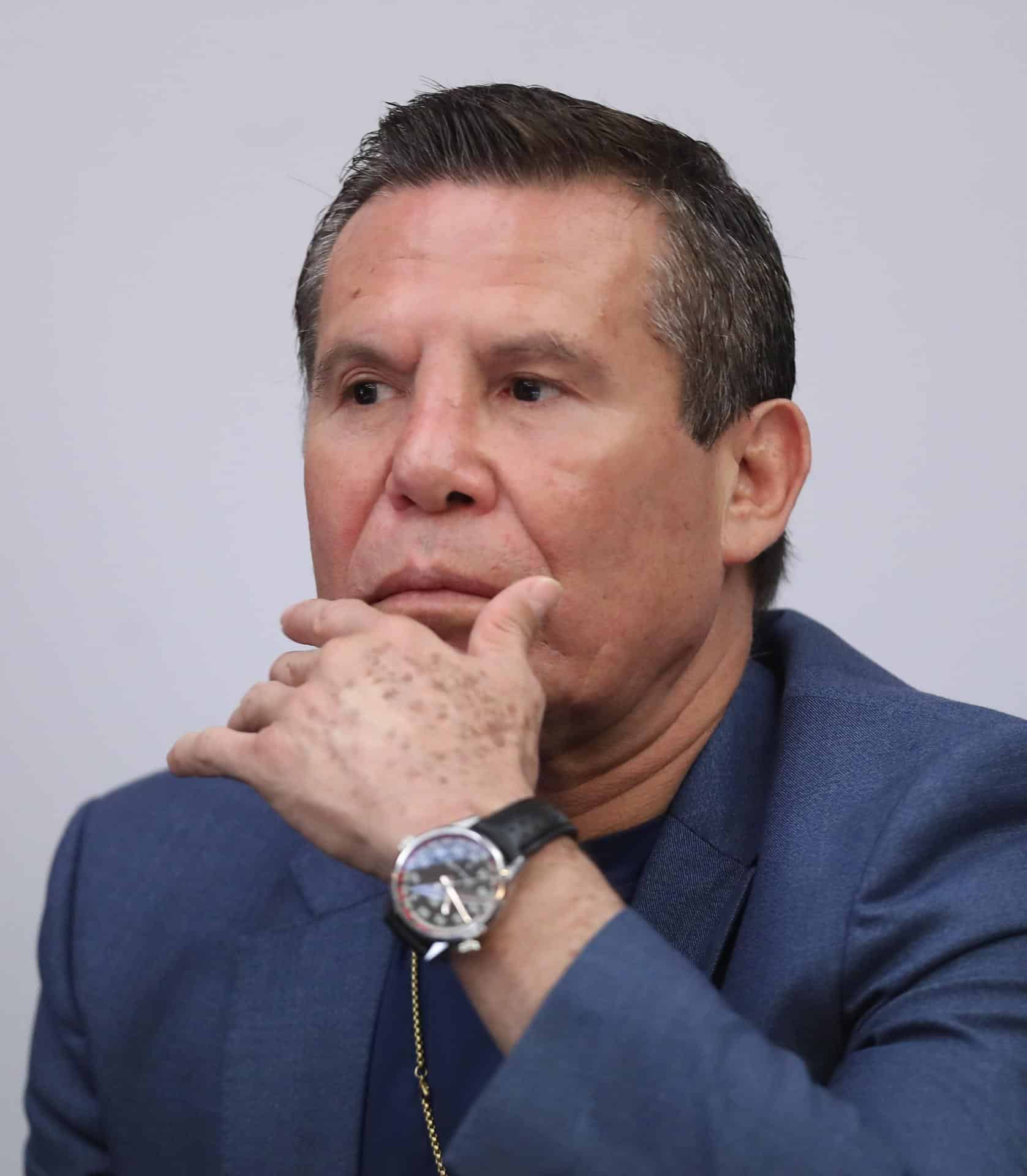 Fotografía de archivo del exboxeador mexicano Julio Cesar Chávez durante una conferencia de prensa en la Ciudad de México (México). EFE /Mario Guzmán