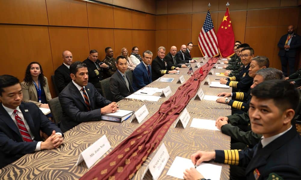 AME3945. KUALA LUMPUR (MALASIA), 30/10/2025.- Fotografía tomada de la cuenta oficial de la red social X @SecWar del secretario de Guerra de Estados Unidos, Pete Hegseth durante una reunión con el ministro de Defensa de China, Dong Jun, este viernes, en Kuala Lumpur (Malasia). Hegseth advirtió que a Washington le preocupan las acciones de China en Taiwán, isla autogobernada que Pekín no descarta invadir. EFE/ @SecWar /SOLO USO EDITORIAL/ NO VENTAS/ SOLO DISPONIBLE PARA ILUSTRAR LA NOTICIA QUE ACOMPAÑA (CRÉDITO OBLIGATORIO)