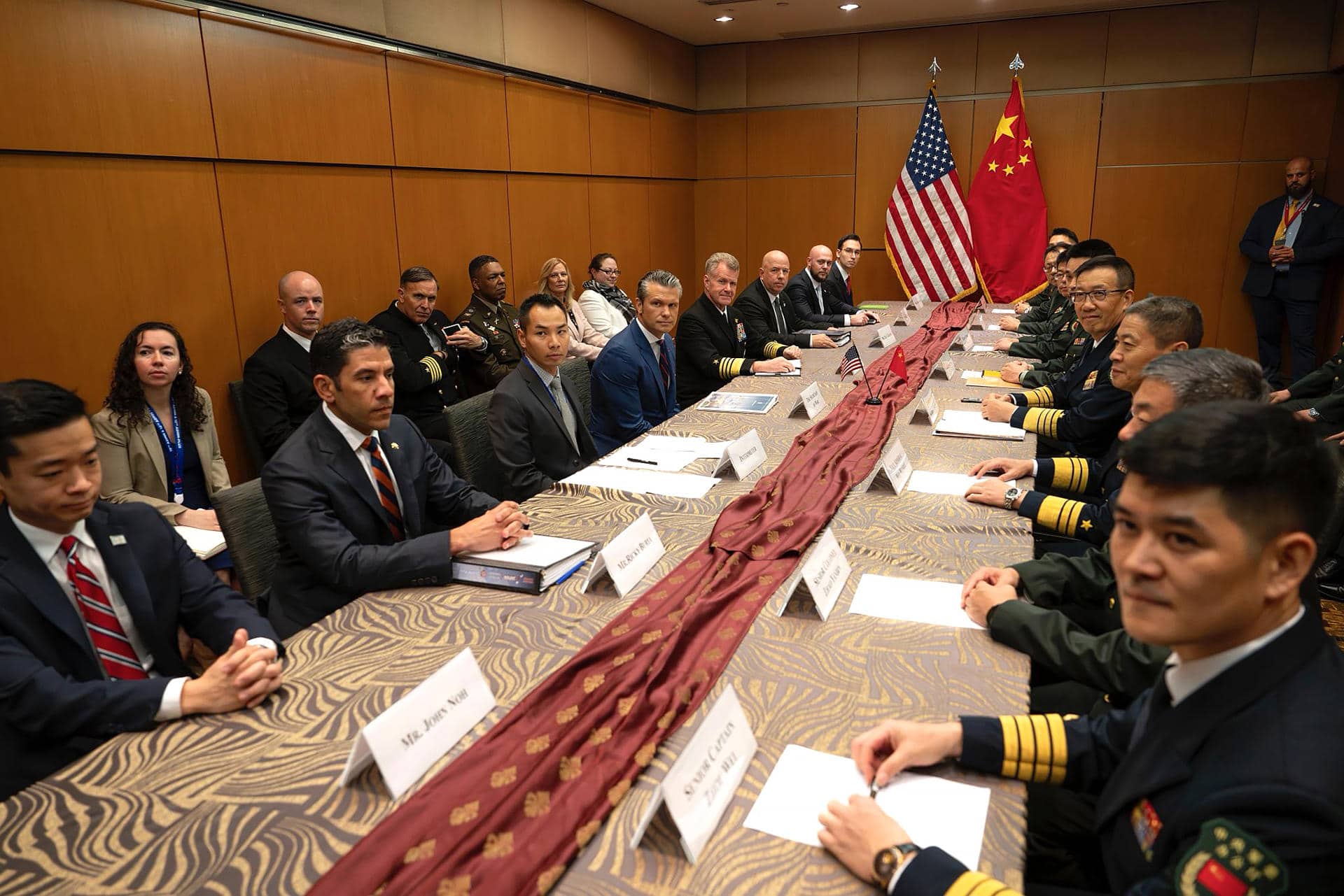 AME3945. KUALA LUMPUR (MALASIA), 30/10/2025.- Fotografía tomada de la cuenta oficial de la red social X @SecWar del secretario de Guerra de Estados Unidos, Pete Hegseth durante una reunión con el ministro de Defensa de China, Dong Jun, este viernes, en Kuala Lumpur (Malasia). Hegseth advirtió que a Washington le preocupan las acciones de China en Taiwán, isla autogobernada que Pekín no descarta invadir. EFE/ @SecWar /SOLO USO EDITORIAL/ NO VENTAS/ SOLO DISPONIBLE PARA ILUSTRAR LA NOTICIA QUE ACOMPAÑA (CRÉDITO OBLIGATORIO)