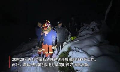 Rescate de personas que realizaban una ruta de senderismo en el Tíbet que han sido evacuadas "sanas y salvas" después de que una tormenta de nieve azotara los alrededores del monte Everest. EFE/ Departamento de Bomberos del Tíbet  SOLO USO EDITORIAL/SOLO DISPONIBLE PARA ILUSTRAR LA NOTICIA QUE ACOMPAÑA (CRÉDITO OBLIGATORIO)
