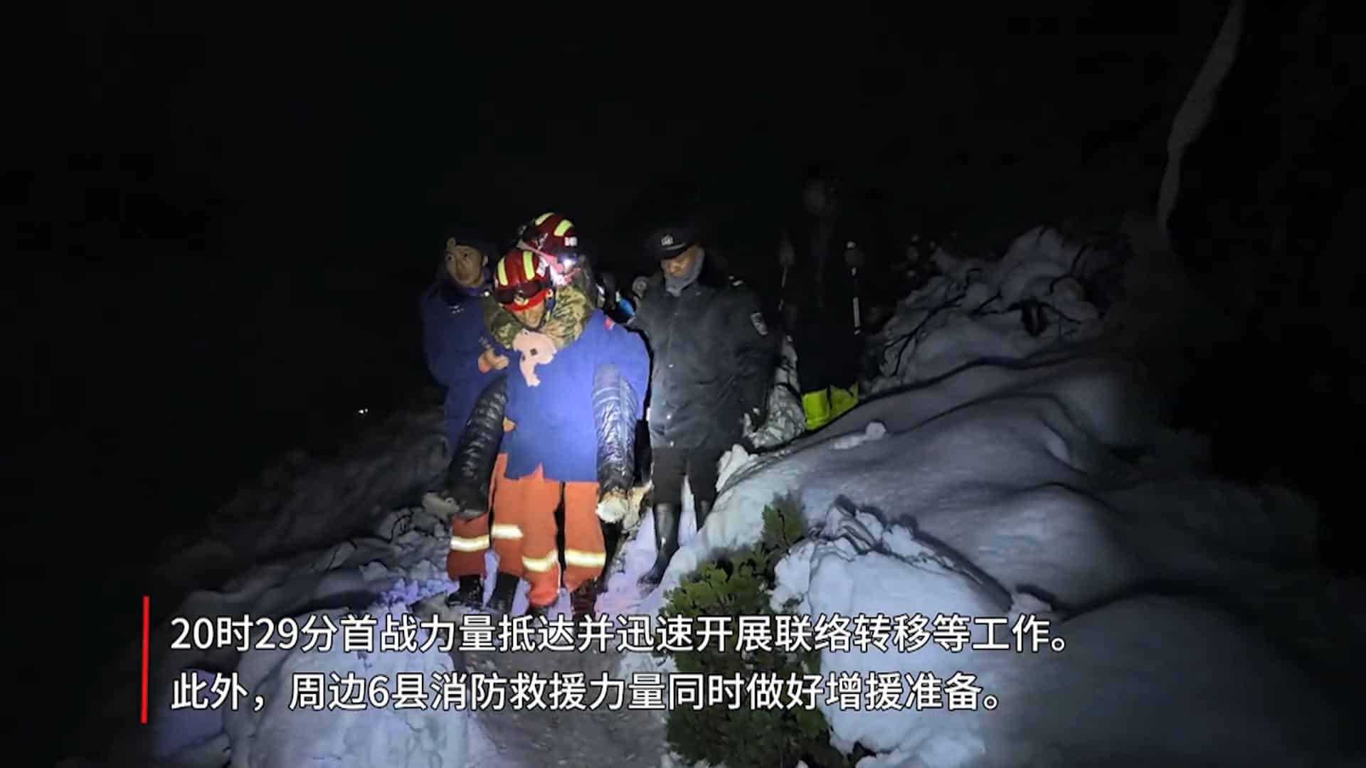 Rescate de personas que realizaban una ruta de senderismo en el Tíbet que han sido evacuadas "sanas y salvas" después de que una tormenta de nieve azotara los alrededores del monte Everest. EFE/ Departamento de Bomberos del Tíbet  SOLO USO EDITORIAL/SOLO DISPONIBLE PARA ILUSTRAR LA NOTICIA QUE ACOMPAÑA (CRÉDITO OBLIGATORIO)