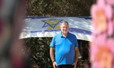 Relik Shafir, piloto retirado de las Fuerzas del Aire de Israel, posa para EFE el pasado 30 de septiembre en la localidad de Beit Uziel. EFE/ Magda Gibelli