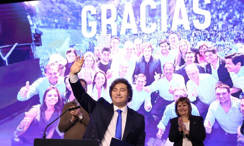 AME2283. BUENOS AIRES (ARGENTINA), 26/10/2025.- El presidente de Argentina, Javier Milei, celebra tras conocer los resultados de las elecciones legislativas este domingo, en Buenos Aires (Argentina). La Libertad Avanza (LLA), el partido del presidente de Milei, ganó las elecciones legislativas con el 39 % de los votos, mientras que la peronista Fuerza Patria y sus aliados obtuvieron el 29,4 %, según datos oficiales. EFE/ Juan Ignacio Roncoroni