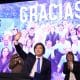 AME2283. BUENOS AIRES (ARGENTINA), 26/10/2025.- El presidente de Argentina, Javier Milei, celebra tras conocer los resultados de las elecciones legislativas este domingo, en Buenos Aires (Argentina). La Libertad Avanza (LLA), el partido del presidente de Milei, ganó las elecciones legislativas con el 39 % de los votos, mientras que la peronista Fuerza Patria y sus aliados obtuvieron el 29,4 %, según datos oficiales. EFE/ Juan Ignacio Roncoroni