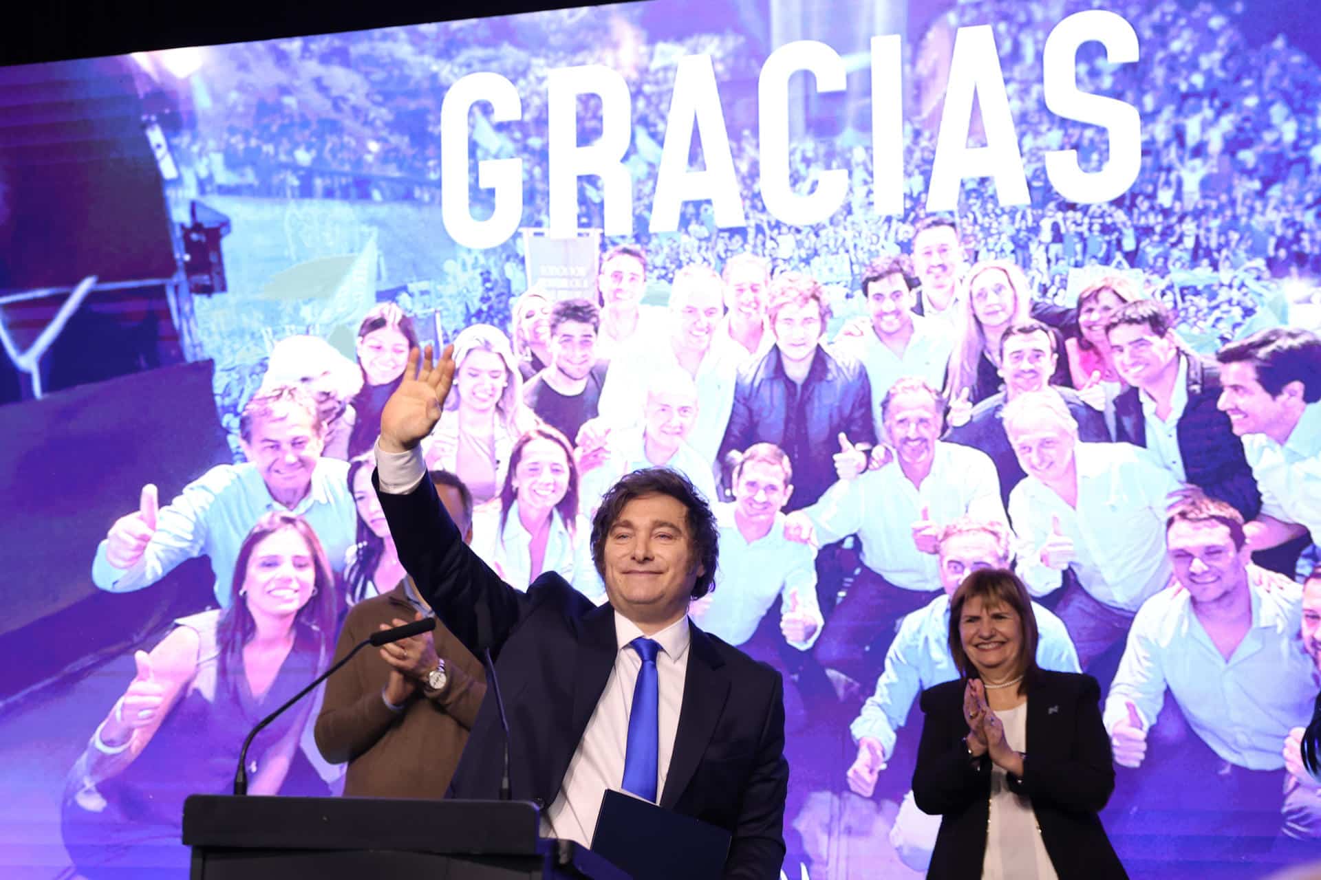 AME2283. BUENOS AIRES (ARGENTINA), 26/10/2025.- El presidente de Argentina, Javier Milei, celebra tras conocer los resultados de las elecciones legislativas este domingo, en Buenos Aires (Argentina). La Libertad Avanza (LLA), el partido del presidente de Milei, ganó las elecciones legislativas con el 39 % de los votos, mientras que la peronista Fuerza Patria y sus aliados obtuvieron el 29,4 %, según datos oficiales. EFE/ Juan Ignacio Roncoroni