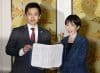 La presidenta del Partido Liberal Democrático (PLD) gobernante de Japón, Sanae Takaichi (d), y el líder del Partido de la Innovación de Japón, Hirofumi Yoshimura, posan después de firmar un acuerdo de coalición en el Parlamento de Tokio, Japón, el 20 de octubre de 2025. EFE/EPA/FRANCK ROBICHON