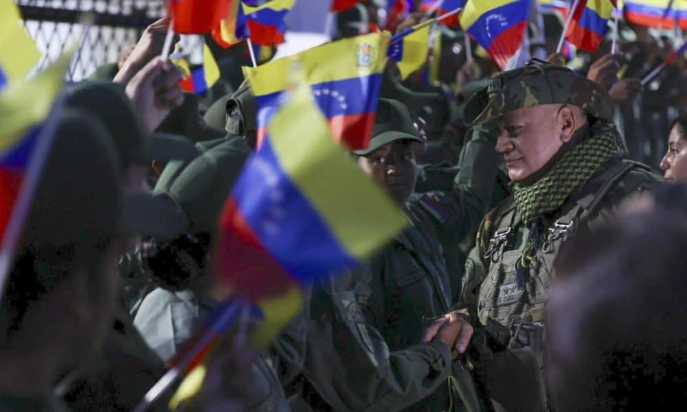 Fotografía cedida por el Ministerio de Interior, Justicia y Paz de Venezuela del ministro del interior, Diosdado Cabello (d), durante una actividad, en Aragua (Venezuela). EFE/ Ministerio de Interior, Justicia y Paz