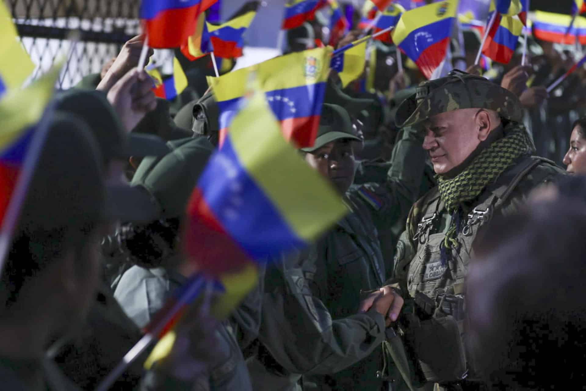 Fotografía cedida por el Ministerio de Interior, Justicia y Paz de Venezuela del ministro del interior, Diosdado Cabello (d), durante una actividad, en Aragua (Venezuela). EFE/ Ministerio de Interior, Justicia y Paz