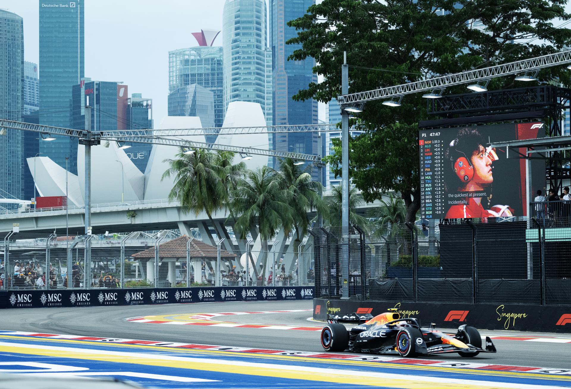 SINGAPORE (Singapore), 03/10/2025.- Red Bull Racing driver Yuki Tsunoda of Japan in action during a free practice session for the Formula One Singapore Grand Prix in Singapore, 03 October 2025. The 2025 Formula 1 Singapore Grand Prix is held at the Marina Bay Street Circuit on 05 October. (Fórmula Uno, Japón, Singapur) EFE/EPA/TOM WHITE