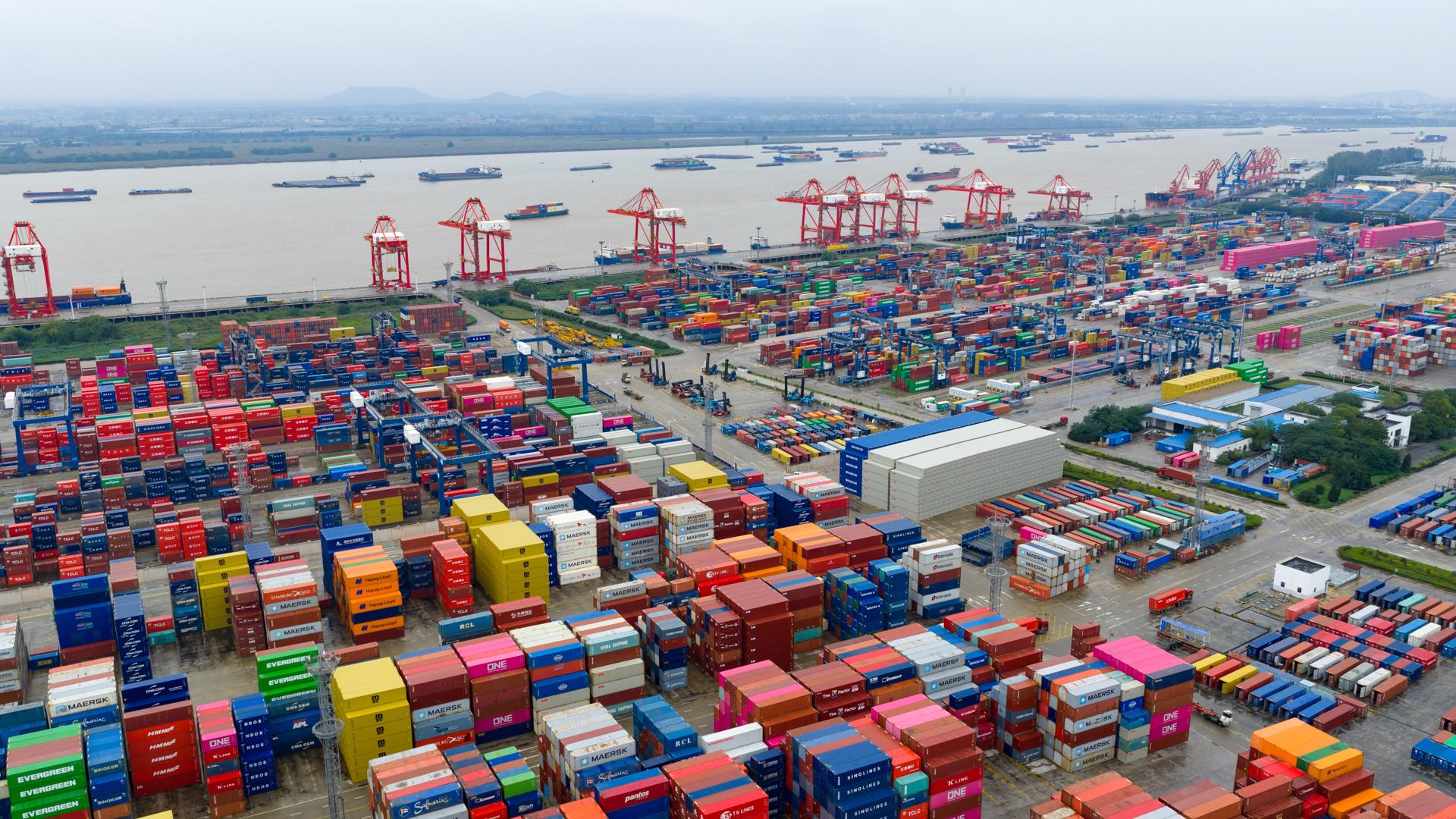 Jiangsu (China), 20/10/2025.- An aerial drone photo shows the view of a container terminal of Nanjing Port in east China's Jiangsu Province, Oct. 19, 2025. China's gross domestic product (GDP) grew 5.2 percent year on year in the first three quarters of 2025, data from the National Bureau of Statistics (NBS) showed Monday. EFE/EPA/XINHUA / Yang Suping CHINA OUT / UK AND IRELAND OUT / MANDATORY CREDIT EDITORIAL USE ONLY