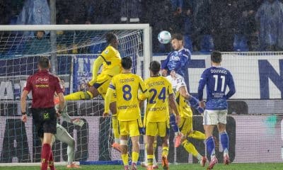 El jugador del Como 1907 Stefan Posch (C-d) marca de cabeza el durante el partido de la Serie A que han jugado Como 1907 yHellas Verona FC, en Como, Italia. EFE/EPA/ROBERTO BREGANI
