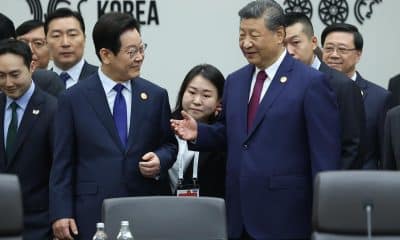 El presidente surcoreano, Lee Jae Myung (izq.), conversa con el presidente chino, Xi Jinping, antes de la primera sesión de la cumbre del Foro de Cooperación Económica Asia-Pacífico (APEC) en el Centro Internacional de Convenciones Gyeongju Hwabaek en Gyeongju, Corea del Sur, el 31 de octubre de 2025. EFE/EPA/YONHAP SOUTH KOREA OUT