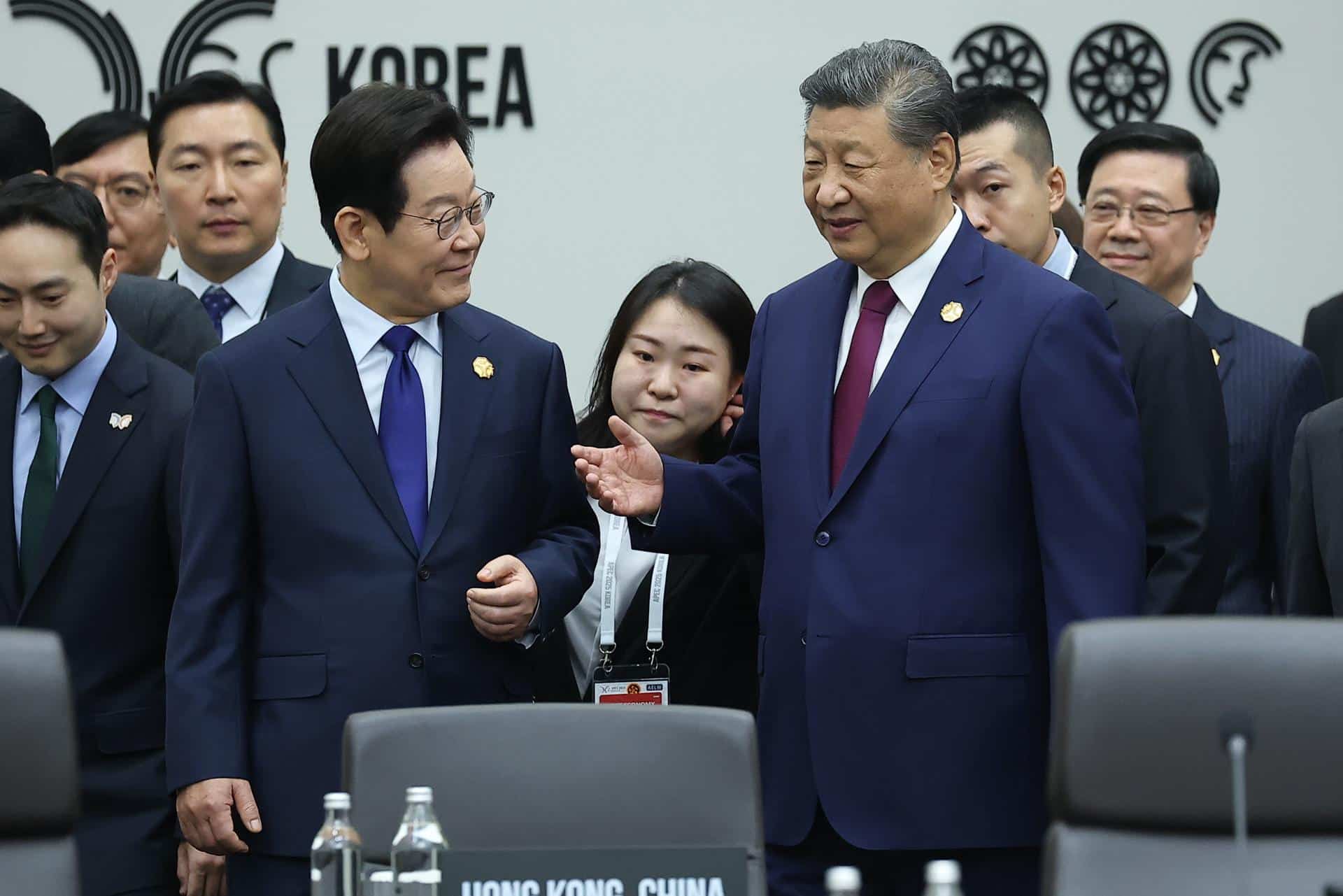 El presidente surcoreano, Lee Jae Myung (izq.), conversa con el presidente chino, Xi Jinping, antes de la primera sesión de la cumbre del Foro de Cooperación Económica Asia-Pacífico (APEC) en el Centro Internacional de Convenciones Gyeongju Hwabaek en Gyeongju, Corea del Sur, el 31 de octubre de 2025. EFE/EPA/YONHAP SOUTH KOREA OUT