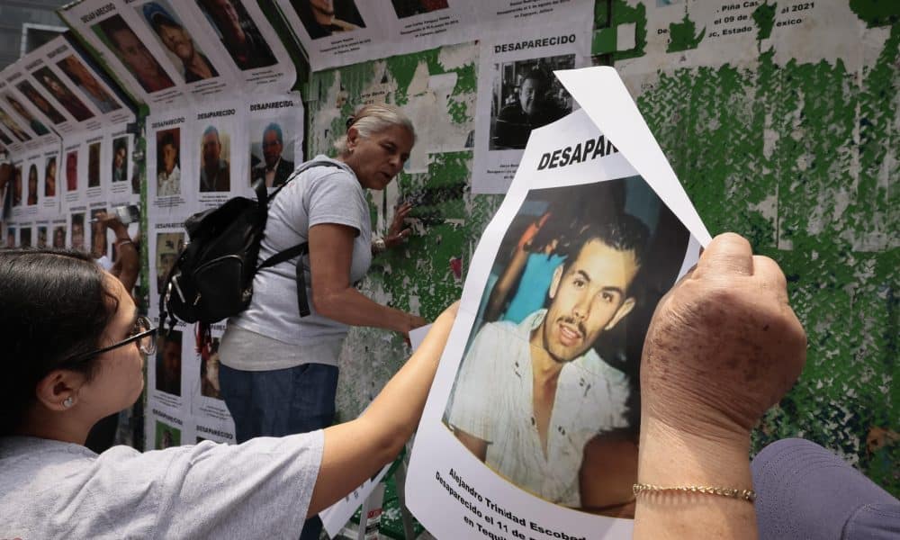 Una persona sostiene una fotografía en el Día Internacional de las Desapariciones Forzadas en Ciudad de México (México). Imagen de archivo. EFE/José Méndez