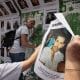 Una persona sostiene una fotografía en el Día Internacional de las Desapariciones Forzadas en Ciudad de México (México). Imagen de archivo. EFE/José Méndez