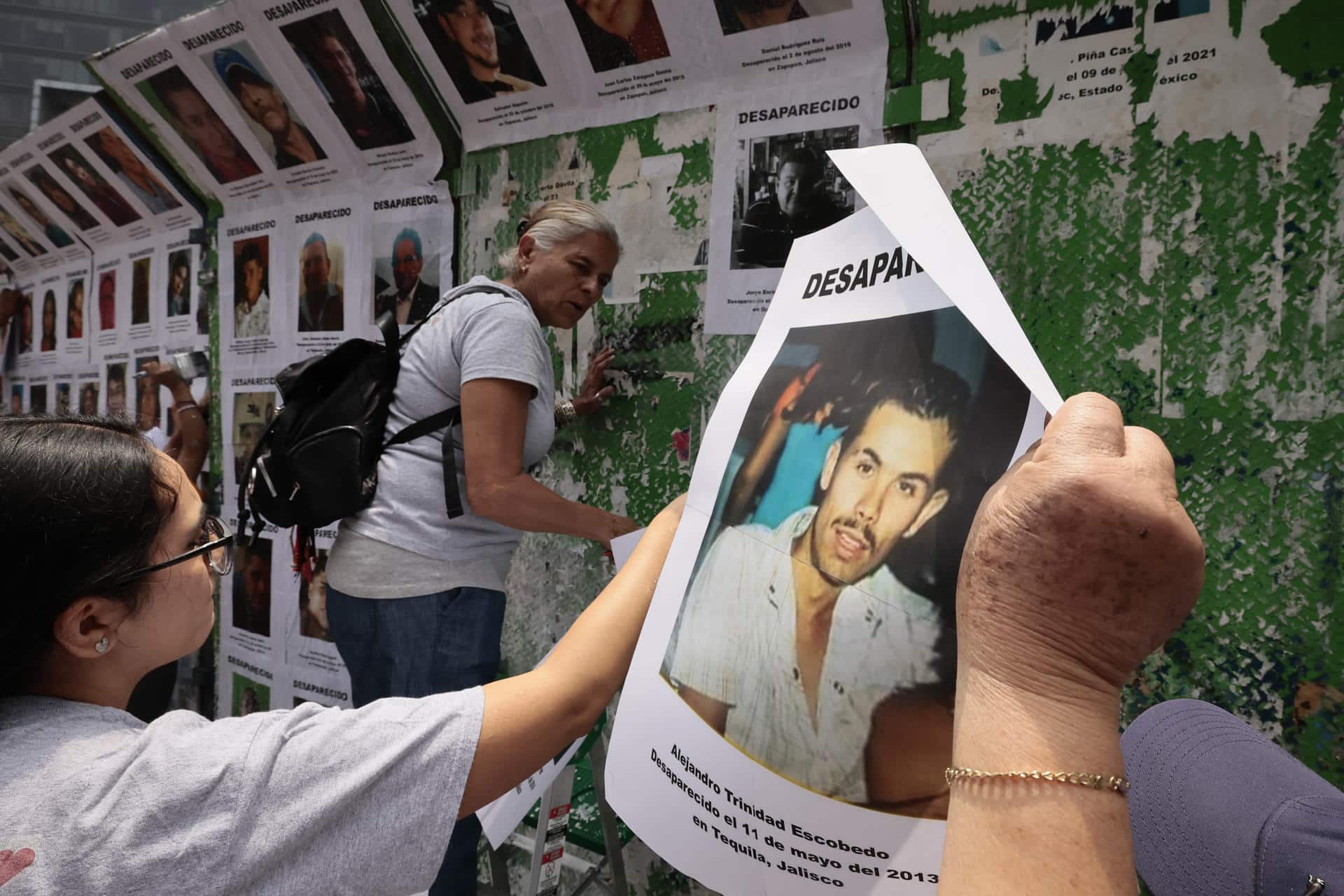 Una persona sostiene una fotografía en el Día Internacional de las Desapariciones Forzadas en Ciudad de México (México). Imagen de archivo. EFE/José Méndez