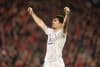 El defensa del United Harry Maguire (2-d) celebra el 1-2 durante el partido de la Premier League que han jugado Liverpool FC y Manchester United, en Liverpool, Reino Unido. EFE/EPA/ADAM VAUGHAN