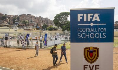 Fotografía de un cartel de la FIFA que anuncia el proyecto en Venezuela 'Fútbol para las escuelas'. EFE/ Miguel Gutiérrez