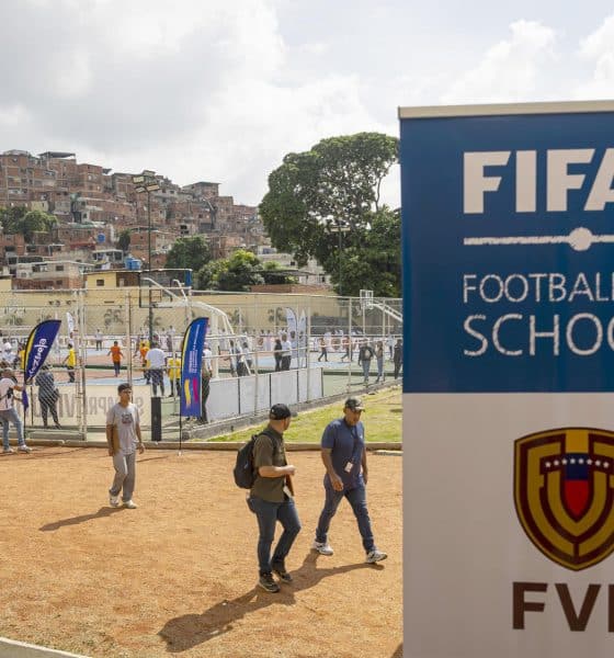 Fotografía de un cartel de la FIFA que anuncia el proyecto en Venezuela 'Fútbol para las escuelas'. EFE/ Miguel Gutiérrez