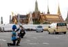 El vehículo que portaba el cuerpo de la reina madre de Tailandia, Sirikit, hacia el Gran Palacio de Bangkok, de fondo en la imagen. 
EFE/EPA/RUNGROJ YONGRIT