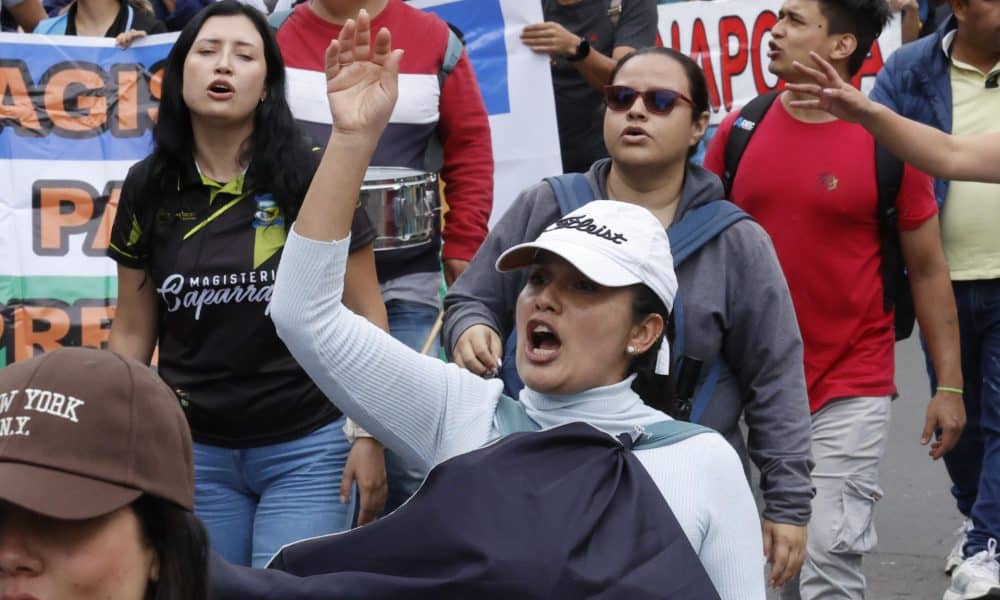 Personas participan en una marcha convocada por la Federación Colombiana de Educadores (Fecode) este jueves, en Bogotá (Colombia). EFE/ Mauricio Dueñas Castañeda