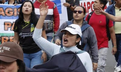 Personas participan en una marcha convocada por la Federación Colombiana de Educadores (Fecode) este jueves, en Bogotá (Colombia). EFE/ Mauricio Dueñas Castañeda