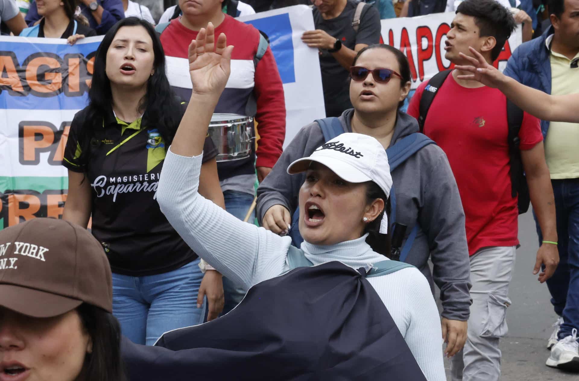 Personas participan en una marcha convocada por la Federación Colombiana de Educadores (Fecode) este jueves, en Bogotá (Colombia). EFE/ Mauricio Dueñas Castañeda