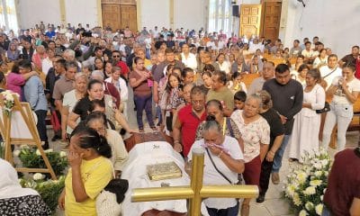 Personas asisten a una misa para honrar al sacerdote mexicano Bertoldo Pantaleón Estrada este martes, en la comunidad de Mezcala en el municipio de Chilpancingo en Guerrero (México). EFE/José Luis de la Cruz