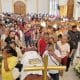 Personas asisten a una misa para honrar al sacerdote mexicano Bertoldo Pantaleón Estrada este martes, en la comunidad de Mezcala en el municipio de Chilpancingo en Guerrero (México). EFE/José Luis de la Cruz