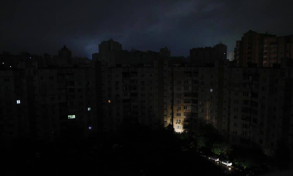 Calles a oscuras durante los cortes de energía tras los ataques rusos en Kiev, Ucrania, el 10 de octubre de 2025. Según el Ministerio de Energía de Ucrania, los ataques con misiles y drones rusos a las instalaciones energéticas dejaron a un número significativo de consumidores sin electricidad en varias ciudades ucranianas. EFE/EPA/SERGEY DOLZHENKO 98424