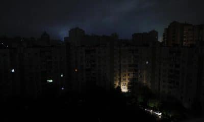 Calles a oscuras durante los cortes de energía tras los ataques rusos en Kiev, Ucrania, el 10 de octubre de 2025. Según el Ministerio de Energía de Ucrania, los ataques con misiles y drones rusos a las instalaciones energéticas dejaron a un número significativo de consumidores sin electricidad en varias ciudades ucranianas. EFE/EPA/SERGEY DOLZHENKO 98424