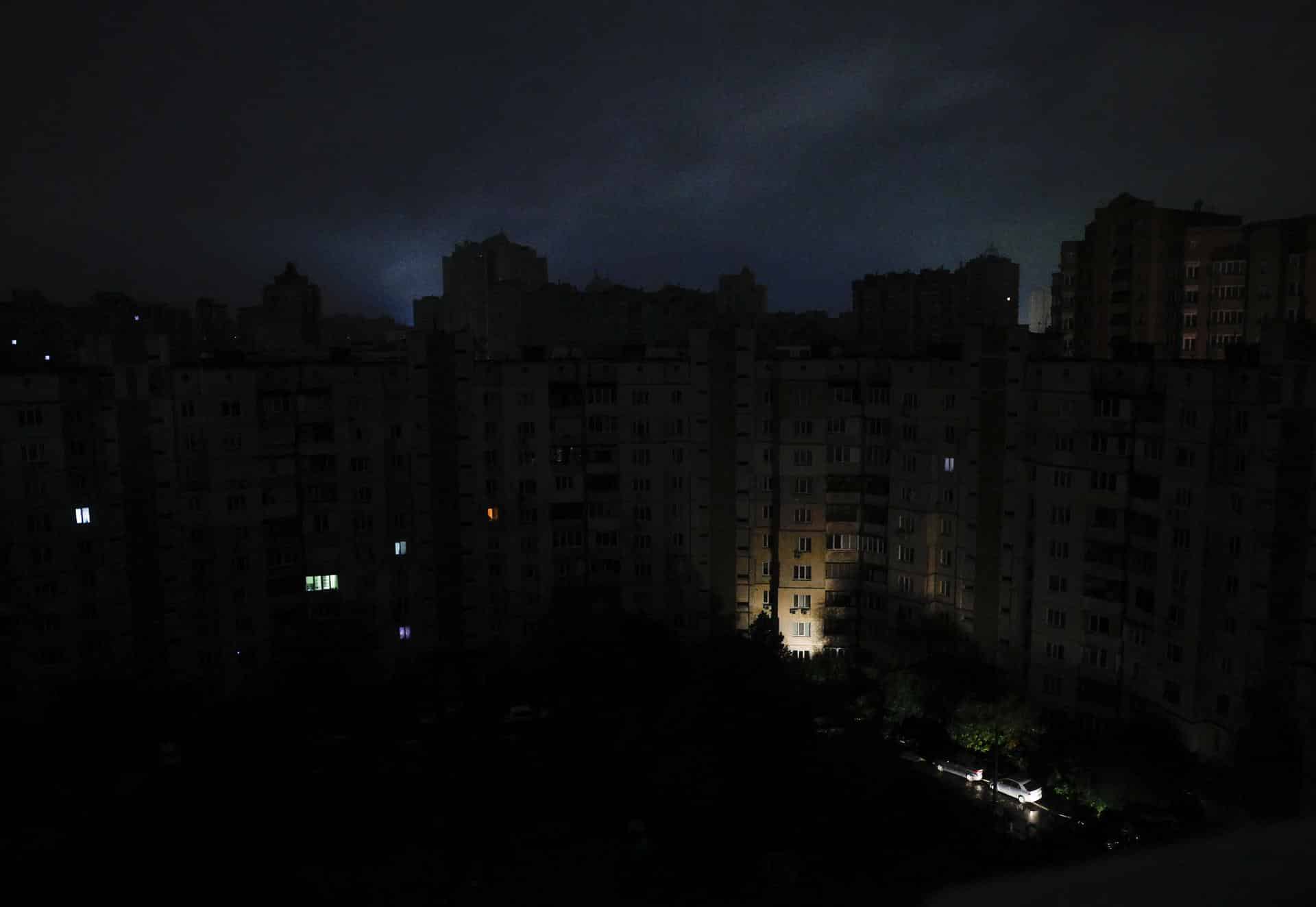 Calles a oscuras durante los cortes de energía tras los ataques rusos en Kiev, Ucrania, el 10 de octubre de 2025. Según el Ministerio de Energía de Ucrania, los ataques con misiles y drones rusos a las instalaciones energéticas dejaron a un número significativo de consumidores sin electricidad en varias ciudades ucranianas. EFE/EPA/SERGEY DOLZHENKO 98424