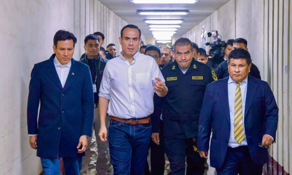 Fotografía cedida por la Presidencia de Perú de su nuevo mandatario interino, José Jerí (2-i), caminando junto al comandante general de la Policía Nacional, Óscar Arriola (2-d), y el viceministro de Justicia, Jesús Baldeón (i), este sábado en la cárcel de Ancón I, también conocida como Piedras Gordas I, en Lima (Perú). EFE/ Jairo Diaz/ Presidencia de Perú