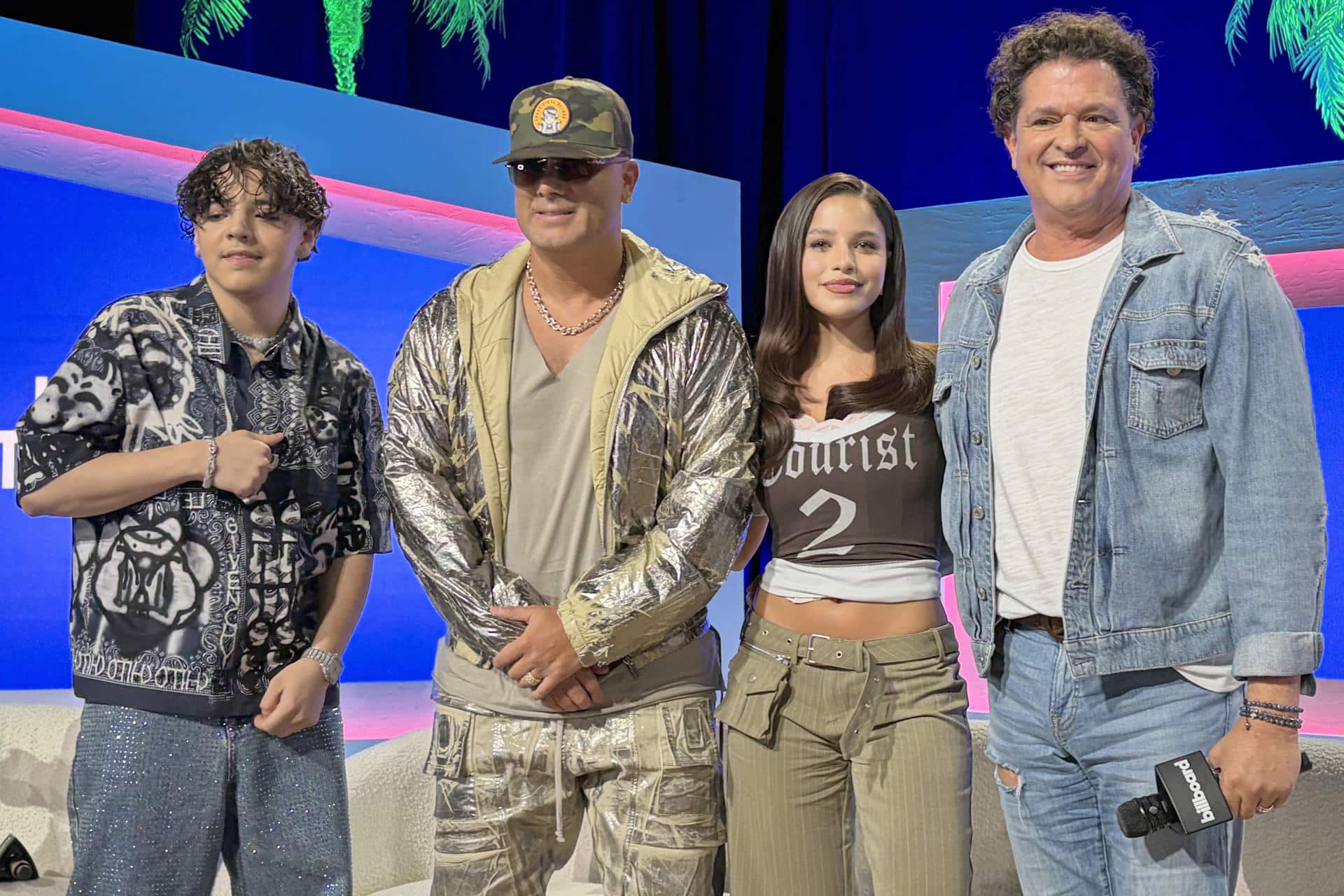 De izquierda a derecha, los cantantes Xavi, Wisin, Emilia y Carlos Vives posan en el tercer día de la Semana de la Música Latina de Billboard este miércoles, en el teatro The Fillmore en Miami Beach (Estados Unidos). EFE/ Pedro Pablo Cortés
