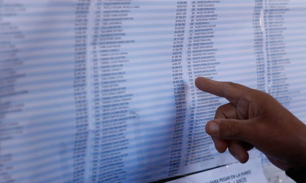 Fotografía de archivo de una persona buscando su puesto de votación, durante la jornada de elecciones legislativas, en provincia de Buenos Aires (Argentina). EFE/ Juan Ignacio Roncoroni