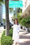 Fotografía cedida por 11:11 Public Relations de la cantante Gloria Estefan posando junto a un cartel de una calle que lleva su nombre este lunes, en la calle 13 de South Beach, en el sur de Miami Beach (EE.UU.).. EFE/ Maggie Rodriguez /11:11 Public Relations/ SOLO USO EDITORIAL/NO VENTAS/SOLO DISPONIBLE PARA ILUSTRAR LA NOTICIA QUE ACOMPAÑA (CRÉDITO OBLIGATORIO)
