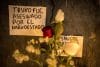 Fotografía de un cartel con flores durante una velatón este jueves, en homenaje a Eduardo Ruiz, quien falleció el miércoles durante las manifestaciones contra el Gobierno y el Congreso de Perú, en Lima (Perú). EFE/ John Reyes