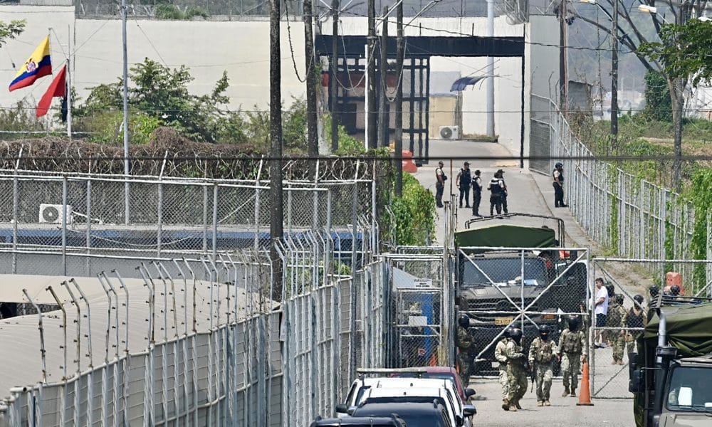 Fotografía del 5 de septiembre de 2024 que muestra a policías y militares que custodian La Roca, la cárcel de máxima seguridad de Ecuador. EFE/ Jeremy Rodríguez