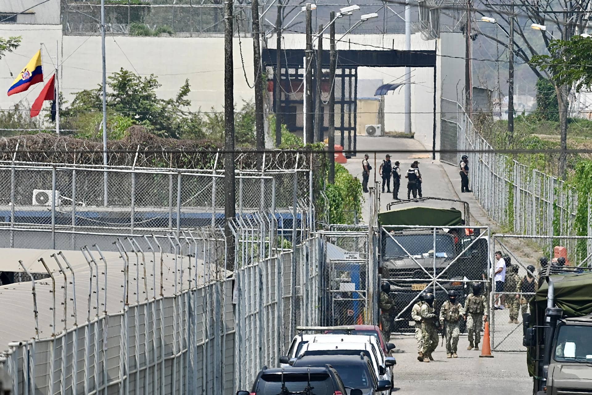 Fotografía del 5 de septiembre de 2024 que muestra a policías y militares que custodian La Roca, la cárcel de máxima seguridad de Ecuador. EFE/ Jeremy Rodríguez