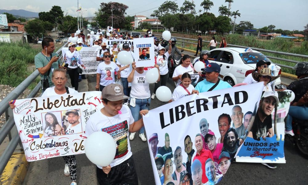 Familiares de ciudadanos colombianos detenidos en Venezuela sostienen carteles en una protesta para exigir su libertad este sábado, en el puente internacional Simón Bolívar en La Parada (Colombia). EFE/ Mario Caicedo