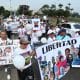 Familiares de ciudadanos colombianos detenidos en Venezuela sostienen carteles en una protesta para exigir su libertad este sábado, en el puente internacional Simón Bolívar en La Parada (Colombia). EFE/ Mario Caicedo