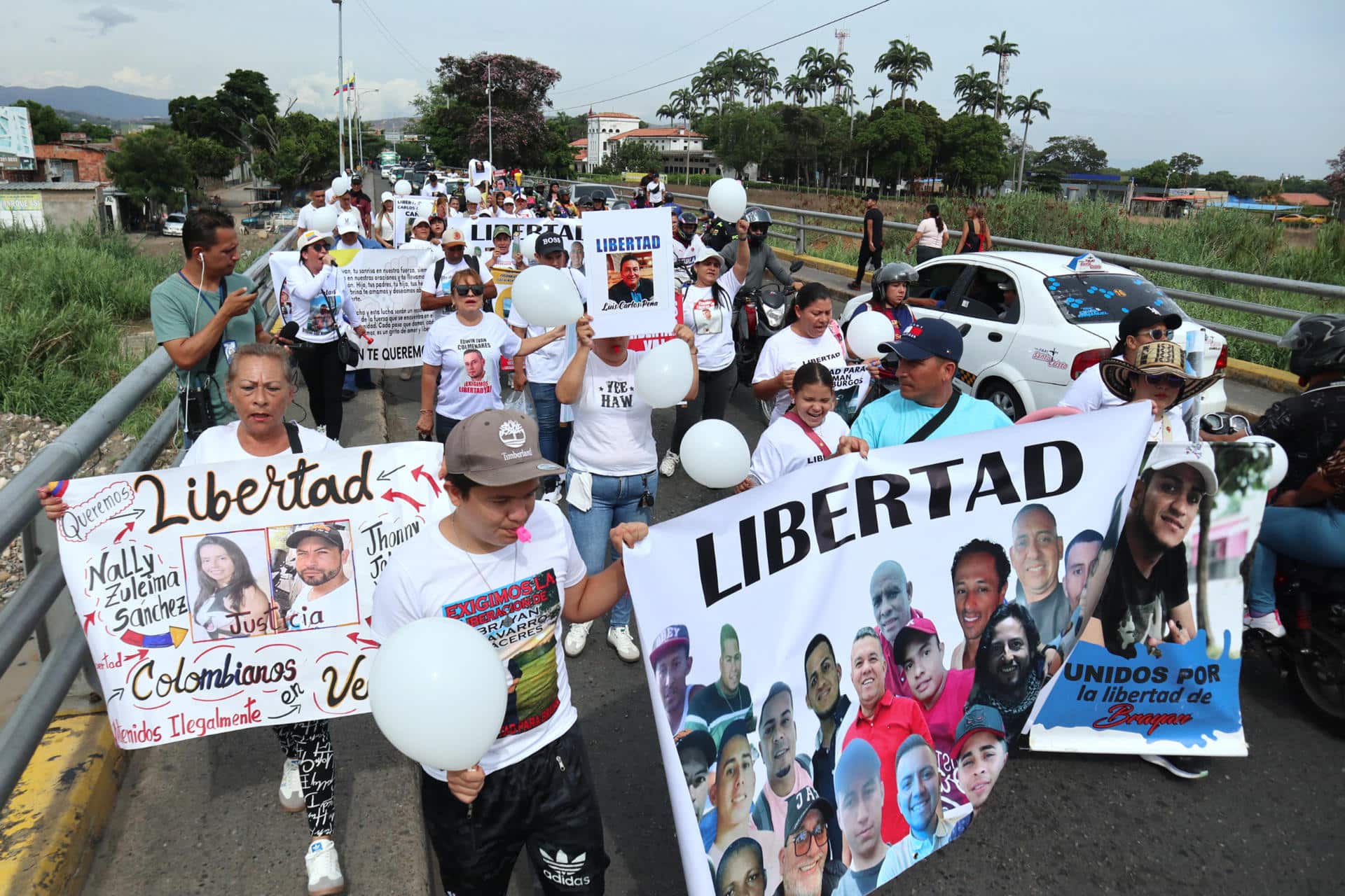 Familiares de ciudadanos colombianos detenidos en Venezuela sostienen carteles en una protesta para exigir su libertad este sábado, en el puente internacional Simón Bolívar en La Parada (Colombia). EFE/ Mario Caicedo